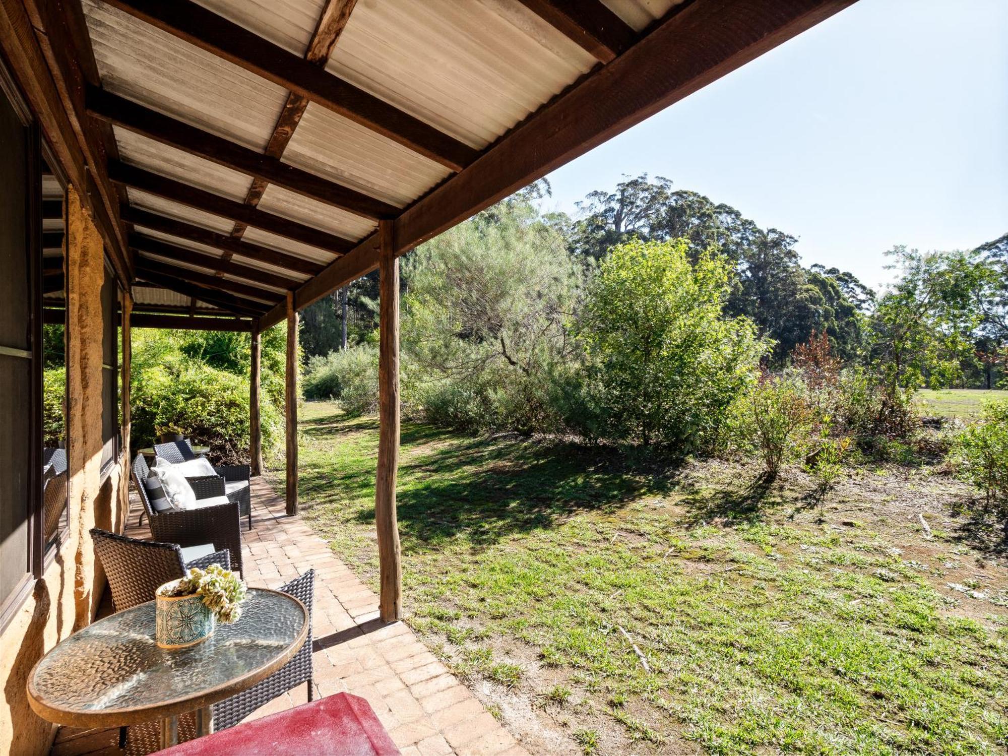 Treenbrook Cottages Pemberton Exterior photo