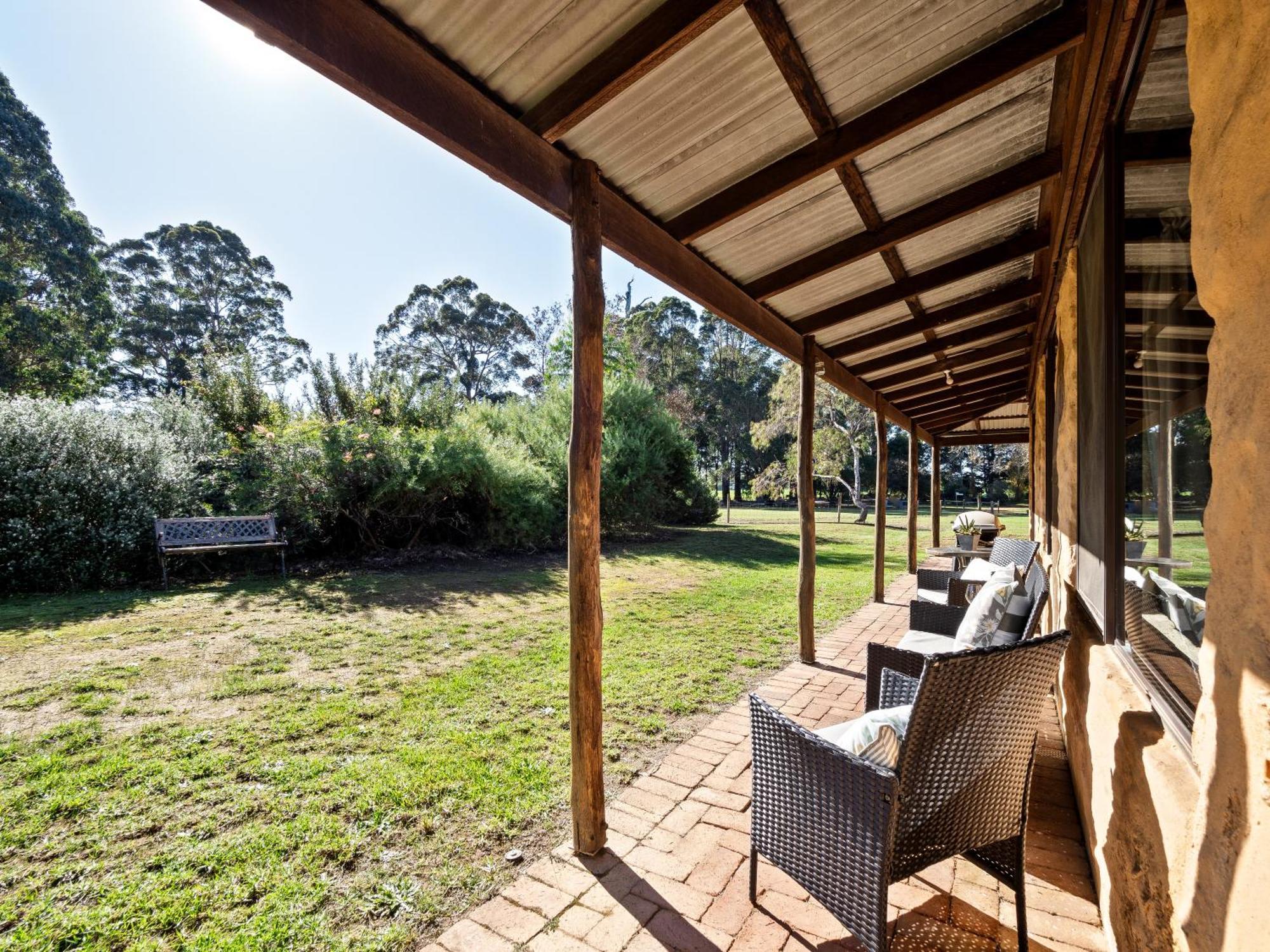 Treenbrook Cottages Pemberton Exterior photo