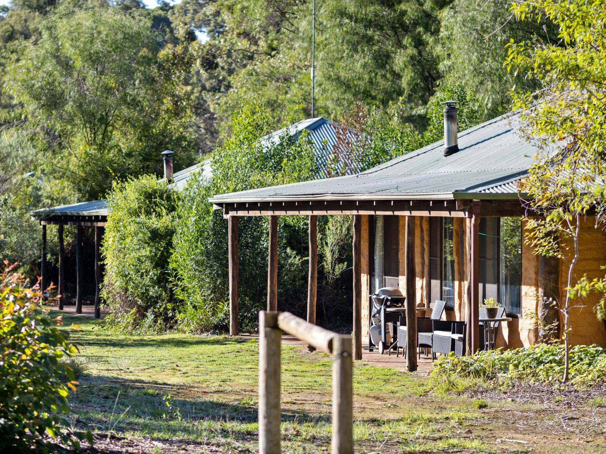 Treenbrook Cottages Pemberton Exterior photo