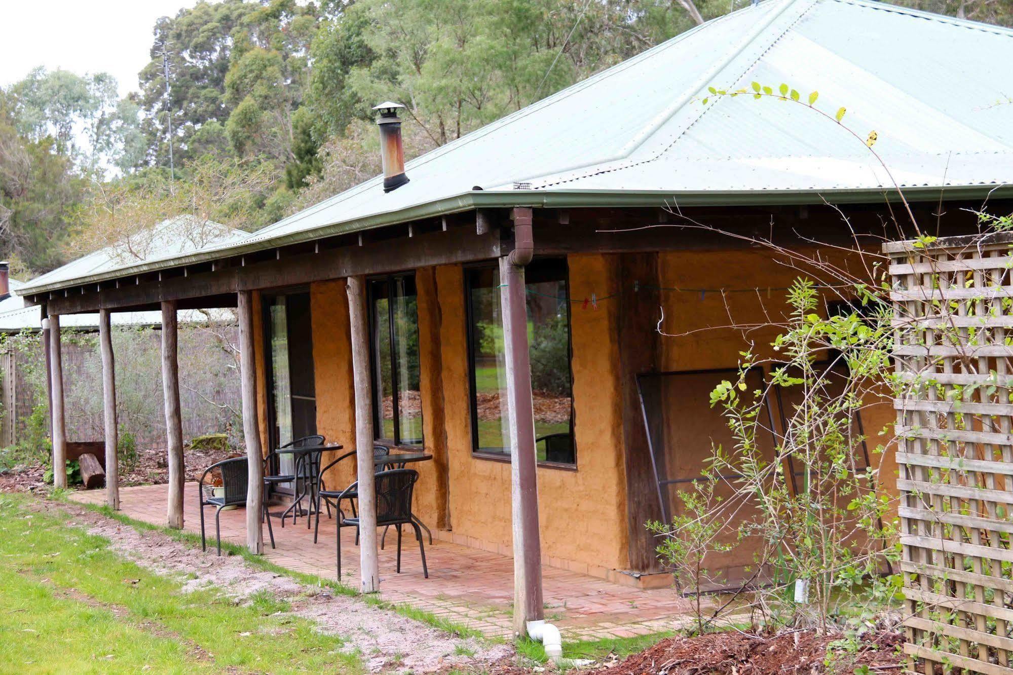 Treenbrook Cottages Pemberton Exterior photo